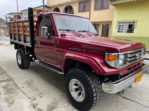 TOYOTA 1998 ESTACAS CAREVACA - EXCELENTE ESTADO